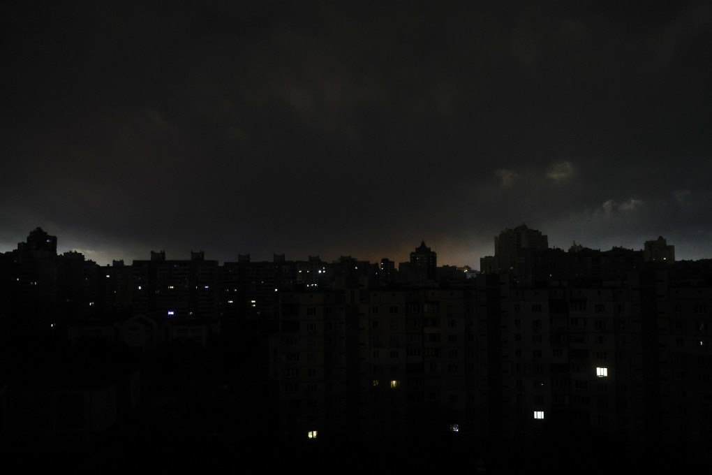 A residential area during an electricity blackout in Kyiv, Ukraine, on July 4, following Russian rocket and drone shelling of critical infrastructure. Photo: EPA-EFE