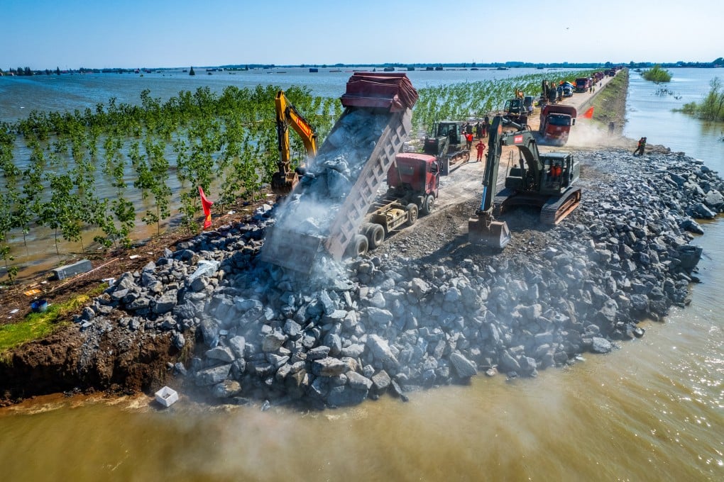 Repair teams at work at the breached dyke in Dongting Lake, in China’s central Hunan province. Photo: Xinhua