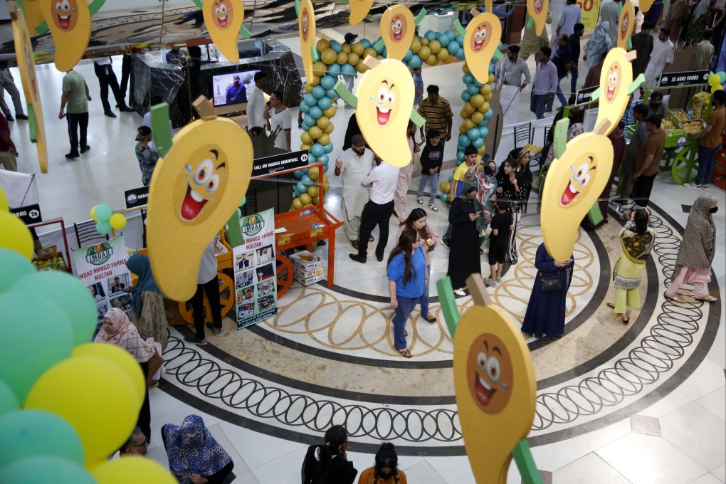 People visit a mango festival in Islamabad, the capital of Pakistan. Photo: Xinhua