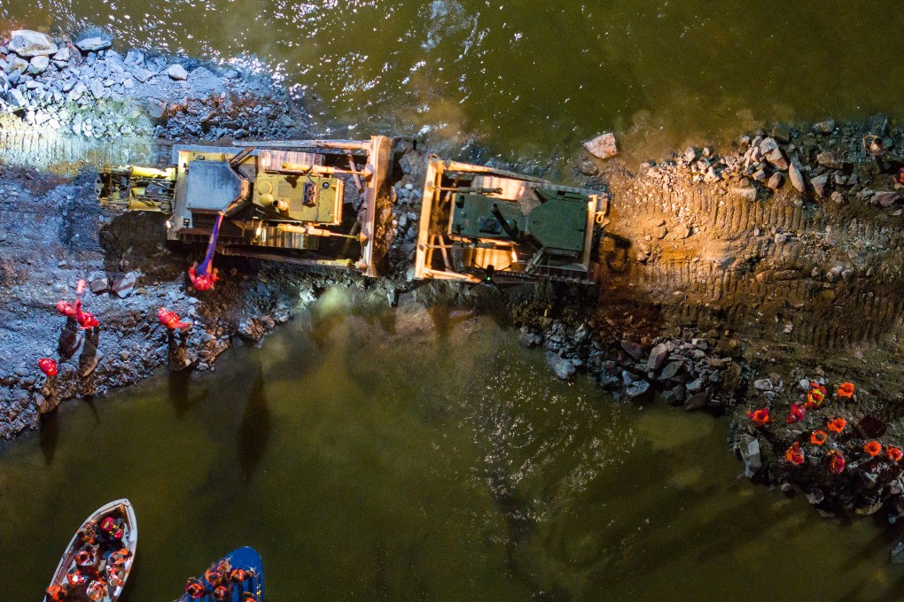 Repair teams worked through the weekend to seal the dyke breach at China’s second-largest freshwater lake. Photo: Xinhua