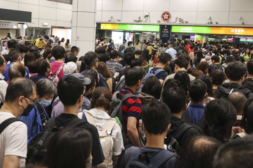Travellers cross the border to Shenzhen via the Lo Wu Checkpoint. Photo: Yik Yeung-man