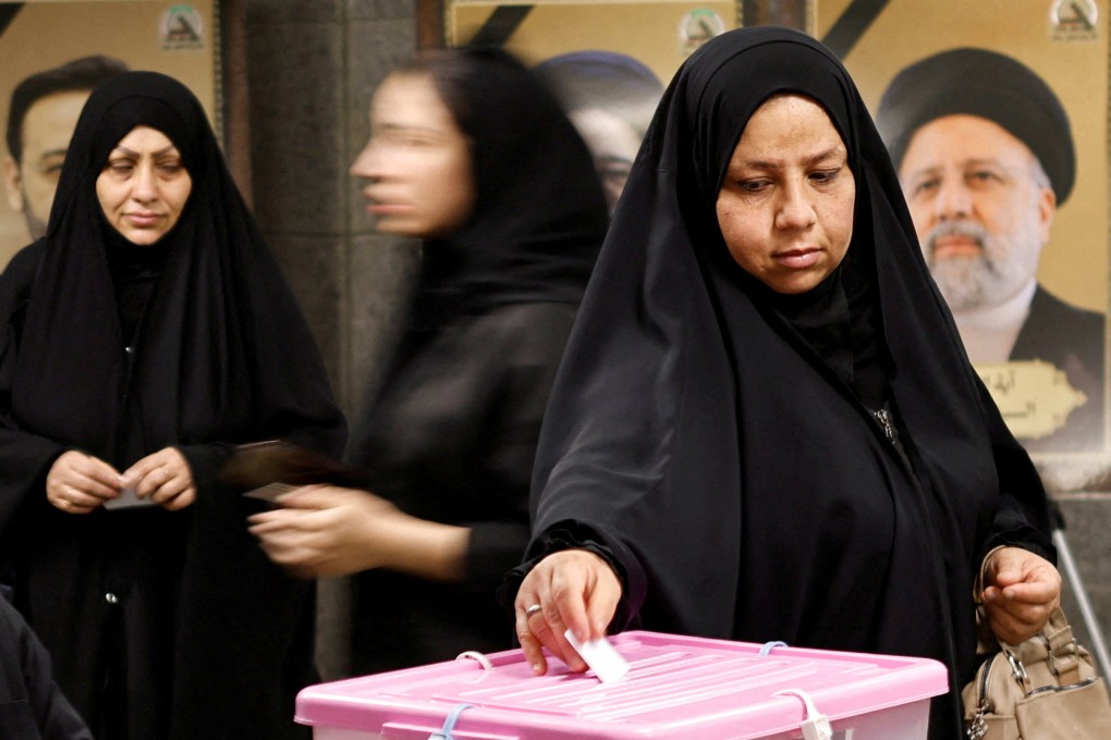 An Iranian voter participates in the run-off presidential election at the Iranian embassy in Baghdad, Iraq on July 5. Photo: Reuters