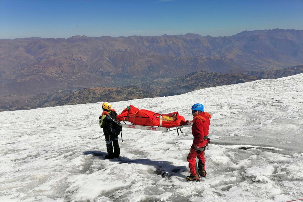 Police remove the body of US climber William Stampfl. Photo: Peruvian National Police via AFP