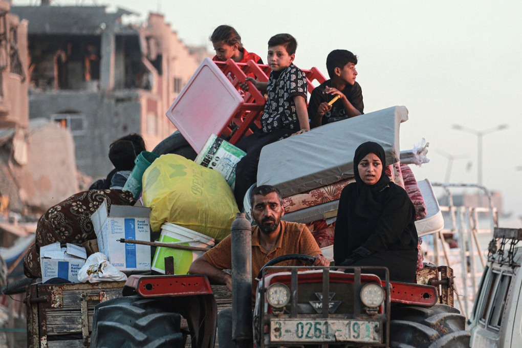 Displaced Palestinians leave an area in east Khan Yunis after the Israeli army issued a new evacuation order on July 1. Photo: TNS
