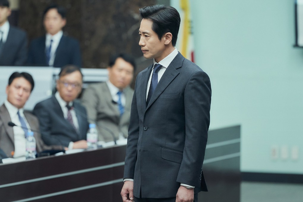 Shin Ha-kyun as by-the-book corporate auditor Shin Cha-il in a still from Korean drama series The Auditors.