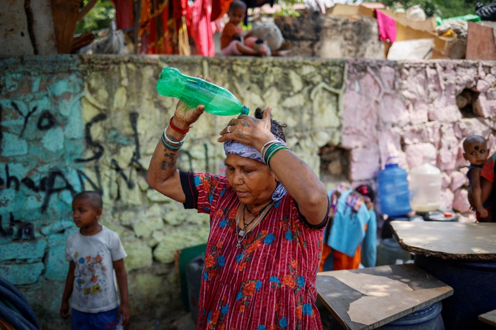 A woman pours water on her head after filling her containers from a municipal tanker on a hot day in New Delhi, India, on May 21. Photo: Reuters