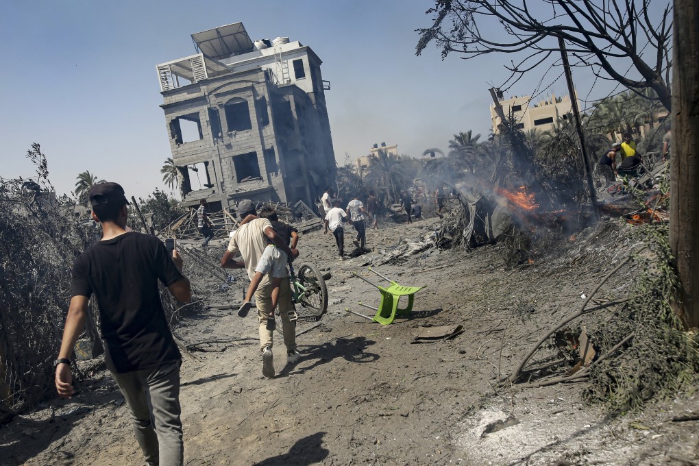 Palestinians evacuate from a site hit by an Israeli bombardment on Khan Younis. Photo: AP