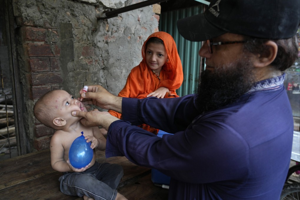 A health worker administers a polio vaccine to a child in Lahore, Pakistan on Monday, July 1, 2024. Photo: AP