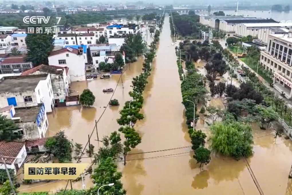 Flooded streets in Xiangyang, Hubei province, on Tuesday, two days after city authorities had to issue seven red rainstorm warnings. Photo: CCTV