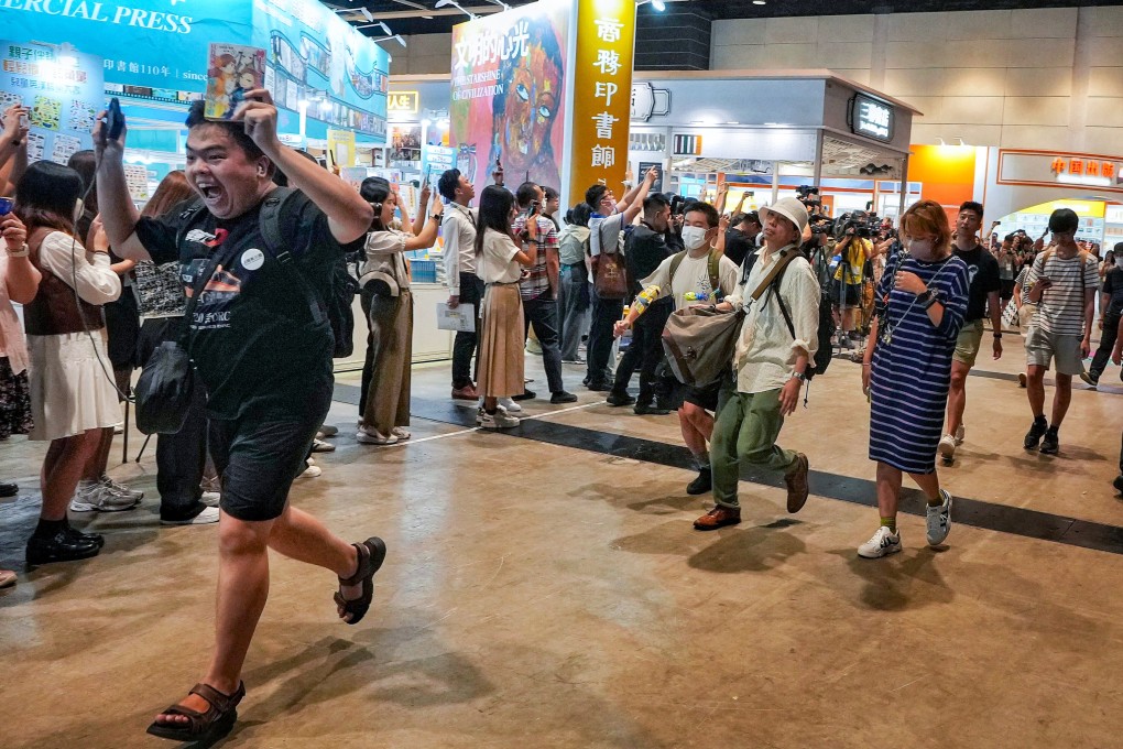 Book lovers rush to get their hands on the event’s latest offerings. Photo: Elson Li