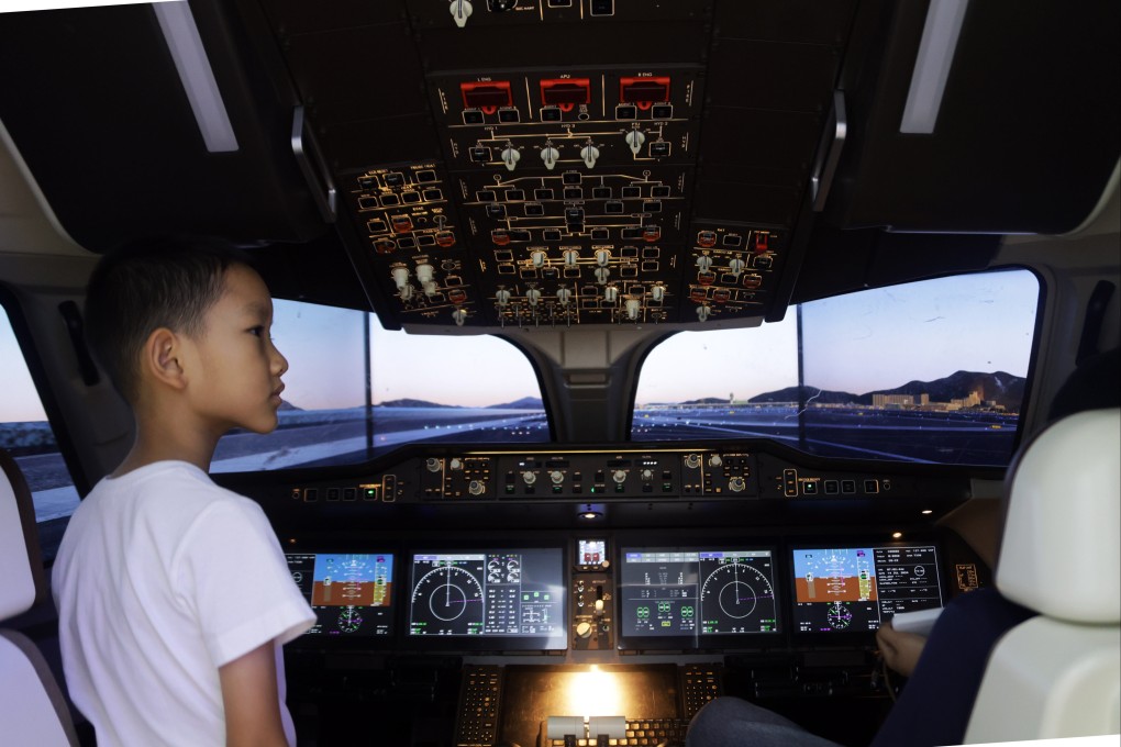 A young spectator visits the C919 large simulation cabin on display at the Science and Technology Expo in Beijing. Photo? Xinhau