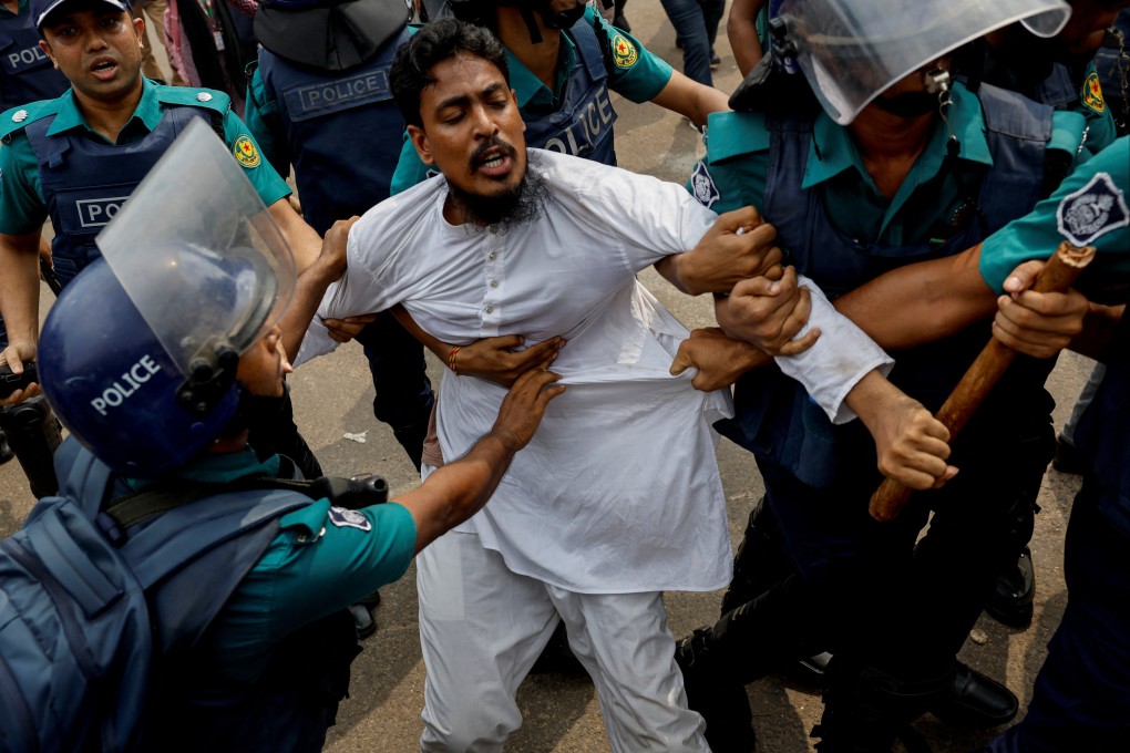 Police detains a man who was not leaving the University of Dhaka premises, a day after the clash between Bangladesh Chhatra League, the student wing of the ruling party Bangladesh Awami League, and anti-quota protesters, in Dhaka, Bangladesh, July 17, 2024. Photo: Reuters