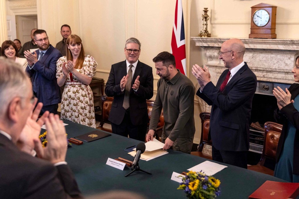 Ukraine’s President Volodymyr Zelensky (middle) receives a standing ovation from Britain’s Prime Minister Keir Starmer (middle left) and UK cabinet ministers. Photo: AFP