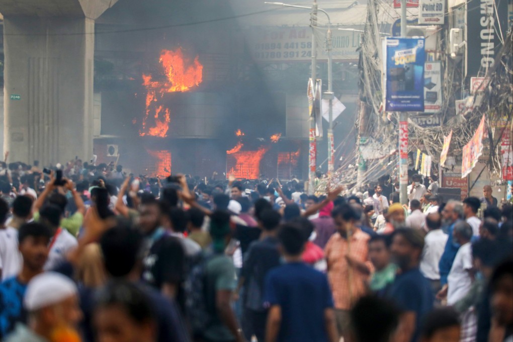 Angry protesters set a Mirpur police box on fire as demonstrators clash with police and pro-government supporters during ongoing quota students protests in Dhaka, Bangladesh, on July 18.  Photo: EPA-EFE