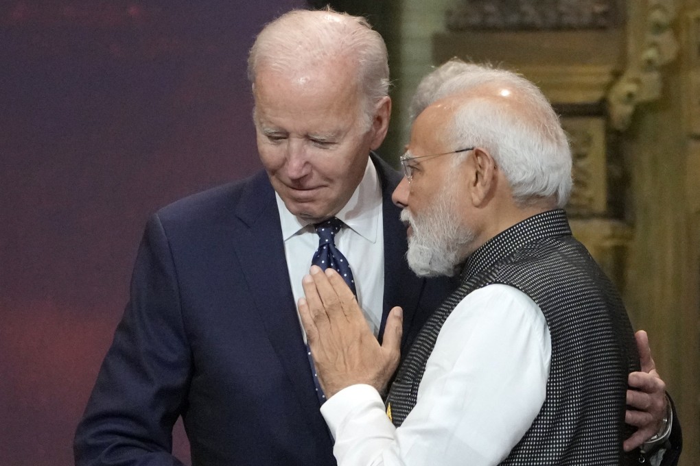 US President Joe Biden (left) and Indian Prime Minister Narendra Modi talk during the G20 leaders summit in Bali, Indonesia, on November 15, 2022. Photo: AP