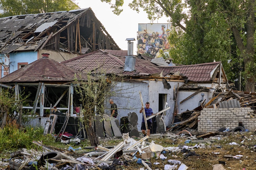 Ukrainian policemen and locals check the site of a Russian rocket strike in the city of Chuhuiv in the Kharkiv region, northeastern Ukraine. Photo: EPA-EFE