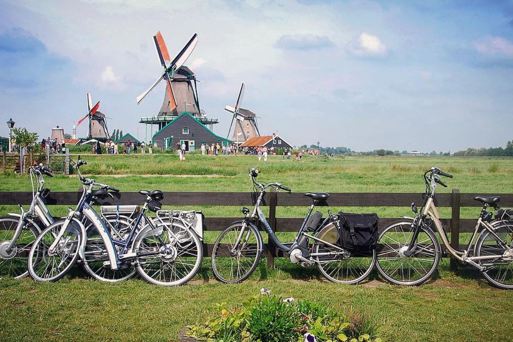 Around the River Zaan in the Netherlands the windmill blades still turn, drawing tourists who watch and listen while the windmillers explain their operation. Photo: Instagram/@fede_zevo_qv