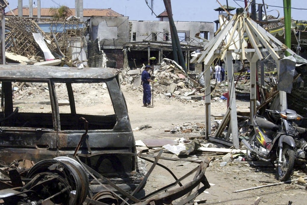 An Australian police officer stands near the ruins of the Sari Club, which was flattened by a bomb attack in Kuta, Bali, Indonesia in 2002. Photo: AP