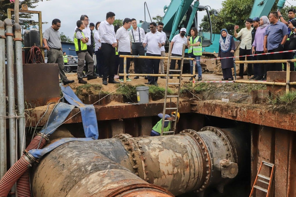 Workers replace water valves at the Sungai Dua water treatment plant as Penang’s Chief Minister Chow Kon Yeow inspects their progress in Penang on January 10. Photo: AFP