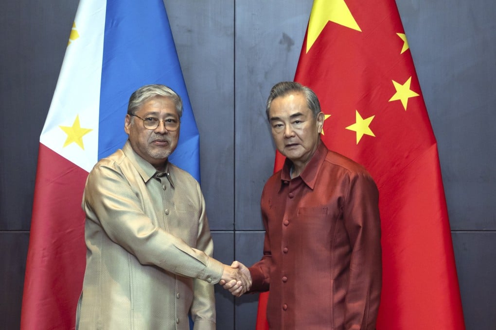 Chinese Foreign Minister Wang Yi (right) meets Philippine Foreign Secretary Enrique Manalo in Vientiane, Laos on Saturday. Photo: Xinhua