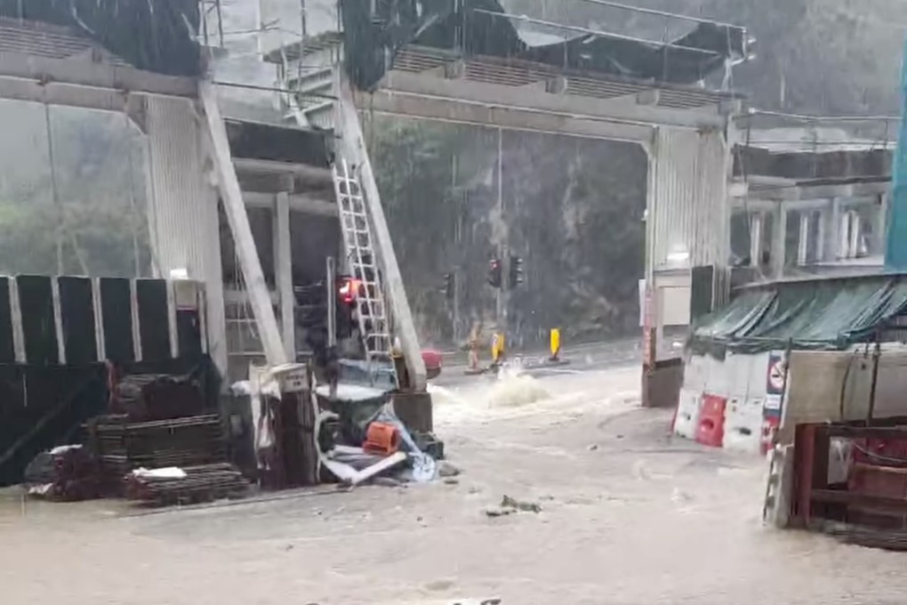 Police received reports around 9am about the flooding. Photo: Facebook/陳小明