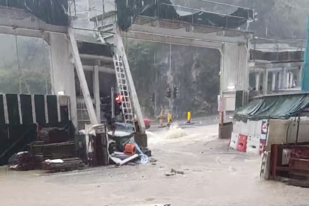 Police received reports around 9am about the flooding. Photo: Facebook/陳小明