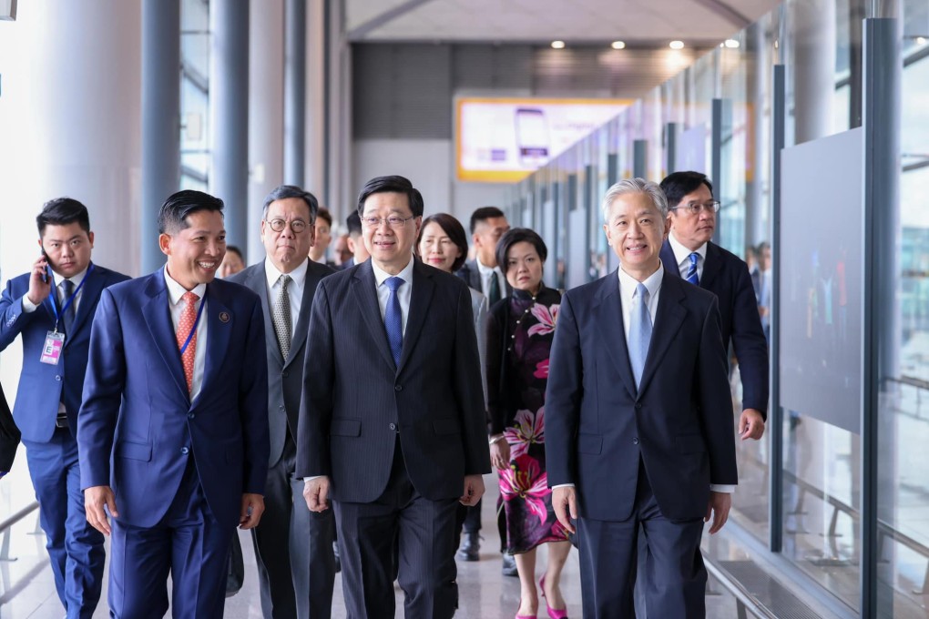 Chief Executive John Lee is flanked by Wang Wenbin (right), Chinese ambassador to Cambodia, and Hoeurn Somnieng (left), deputy secretary general of the Secretariat General, Council for the Development of Cambodia. Photo: Handout