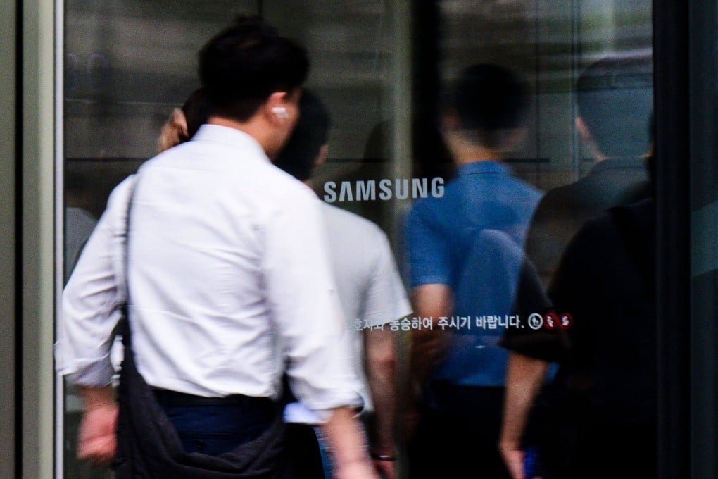 Employees walk past the Samsung logo at the company’s Seocho building in Seoul, July 31, 2024. Photo: AFP