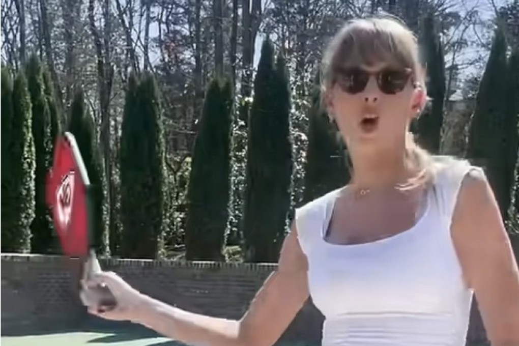 A screenshot of American pop superstar Taylor Swift carrying a pickleball paddle. Photo: YouTube