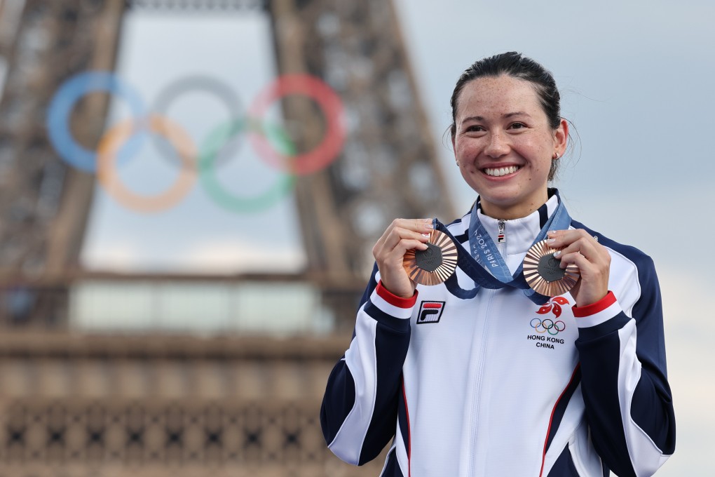 Hong Kong swimming star Siobhan Haughey poses with her medals in front of the Eiffel Tower in Paris on August 1, 2024. Photo: Xinhua