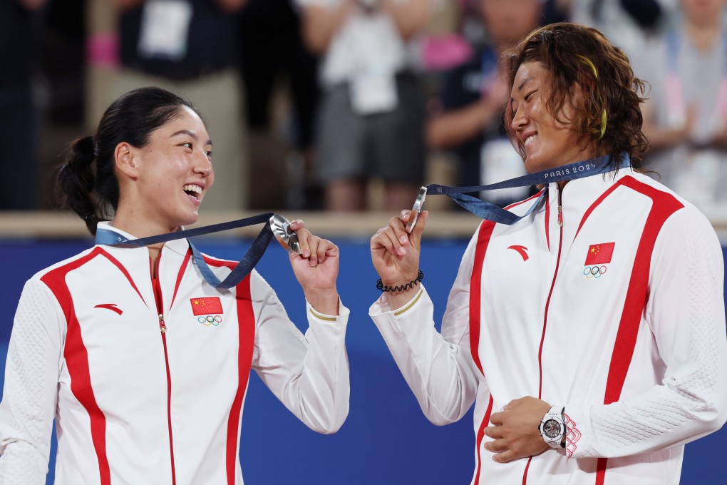 Silver medalists Wang Xinyu and Zhang Zhizhen show off their silver medals for mixed doubles tennis at the Olympic Games in Paris on Friday. Photo: Xinhua