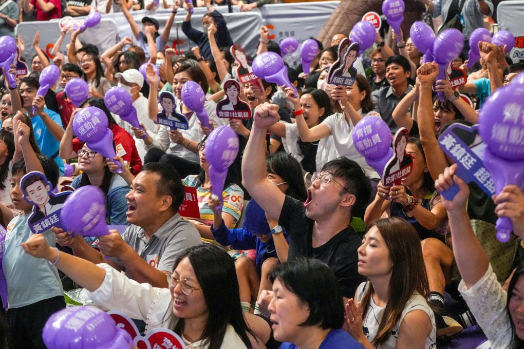 Fans cheer on Hong Kong’s Olympic athletes at a sporting event being broadcast live in a local shopping centre. Photo: May Tse