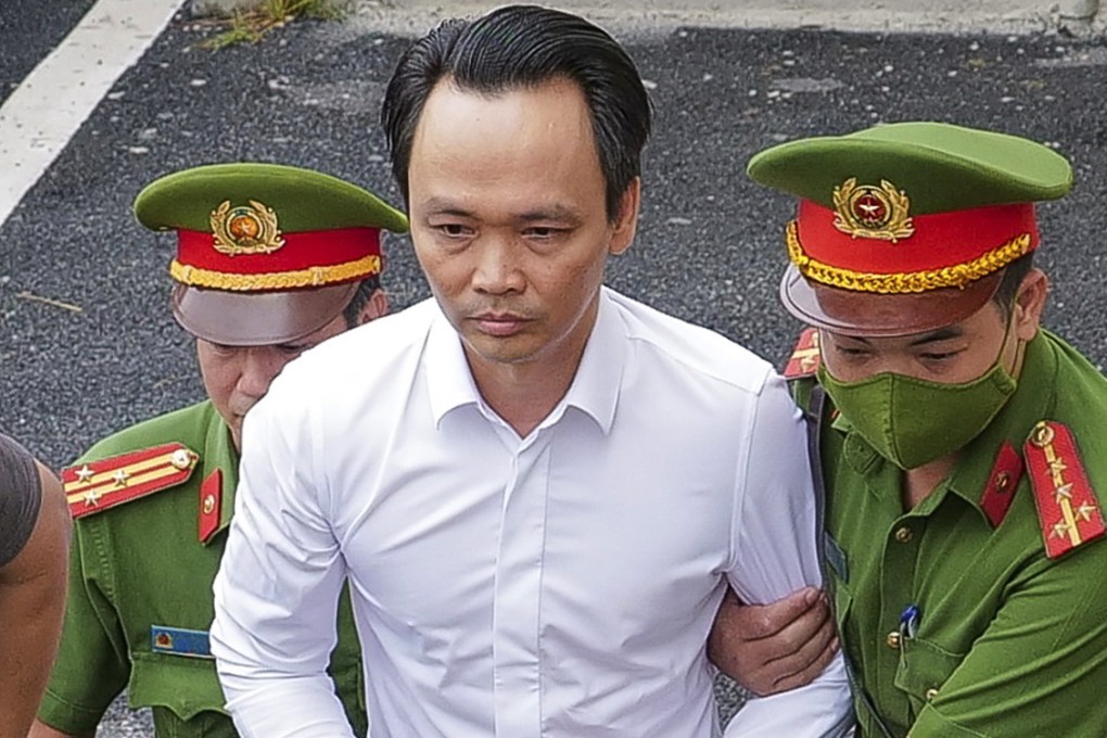 Trinh Van Quyet, a prominent Vietnamese business tycoon, is escorted to a court for his trial of defrauding stockholders, in Hanoi, Vietnam on July 22. Photo: AP