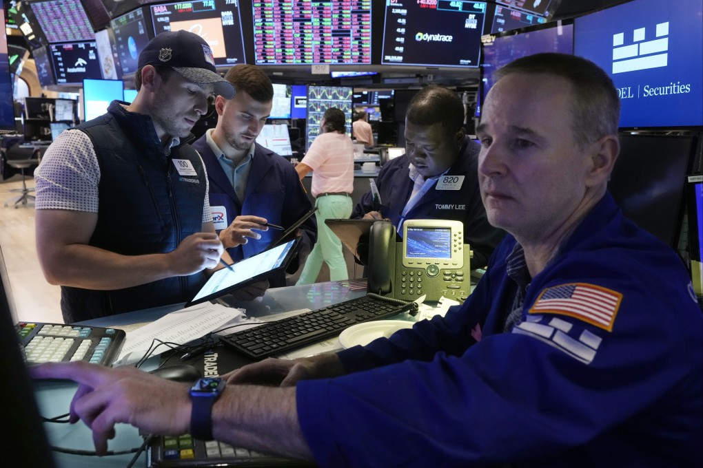 Traders gather at the post of specialist Stephen Naughton, right,on the floor of the New York Stock Exchange, Friday, Aug. 2, 2024. Photo: AP