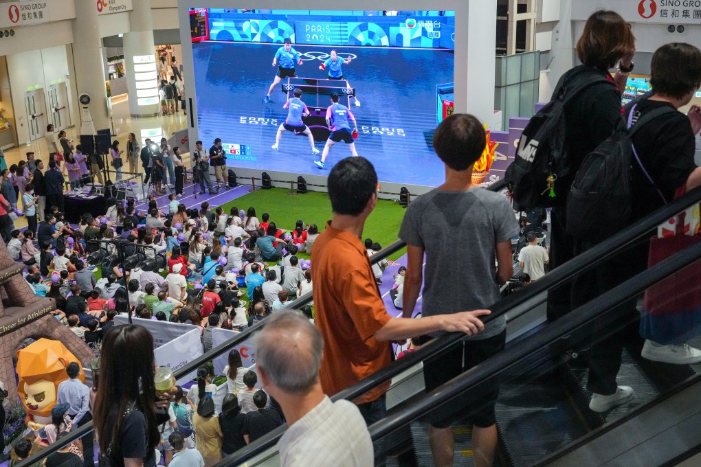 Mall-goers watch Hong Kong table tennis athletes compete against South Korea during the Paris Games. Photo: May Tse