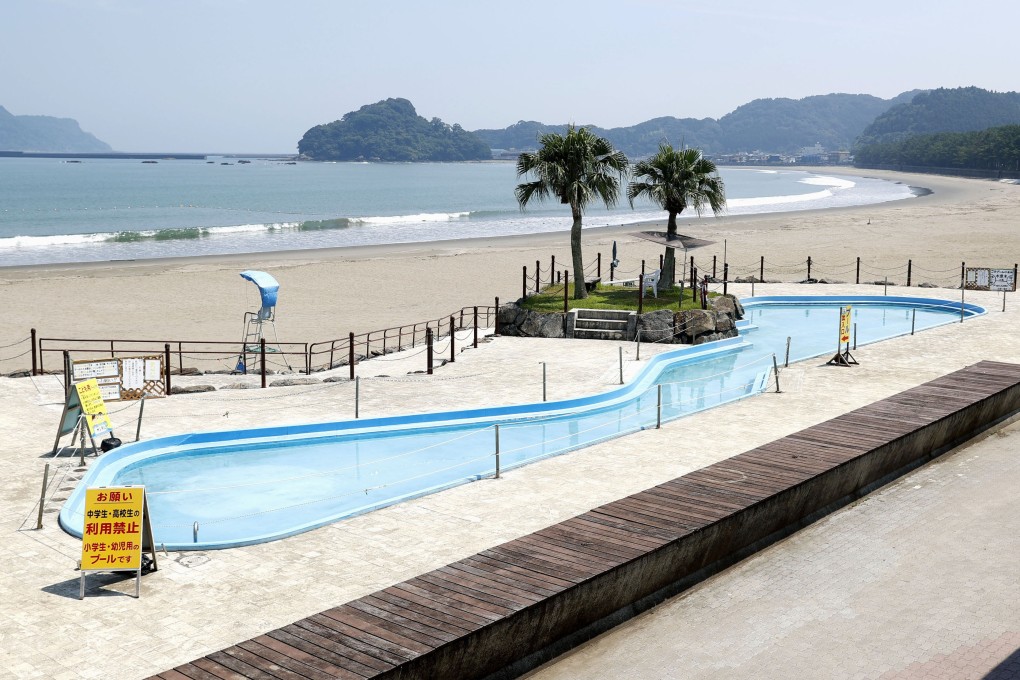 A bathing beach is closed in the southwestern Japan prefecture of Miyazaki after weather agency issued its first-ever advisory of a megaquake following a magnitude 7.1 earthquake that hit the region the previous day.  Photo: Kyodo