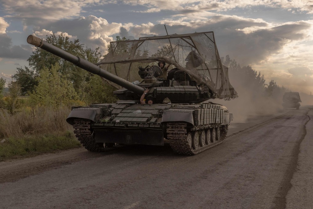 Ukrainian servicemen drive tanks in the Sumy region, near the border with Russia, on August 11. Photo: AFP