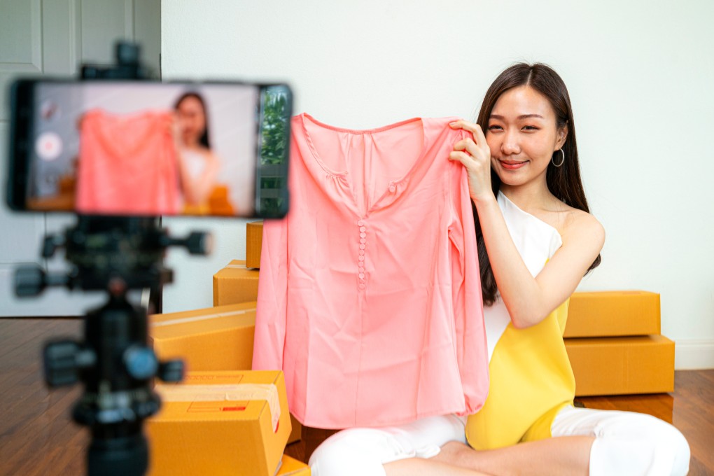 Female influencer sells products online. Photo: Shutterstock