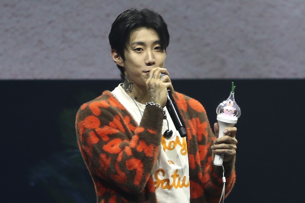 Korean-American rap and R&B star Jay Park holds a garlic light stick on stage during a fan meeting at Myunghwa Live Hall in Seoul, South Korea, on August 11, 2024. Photo: AP