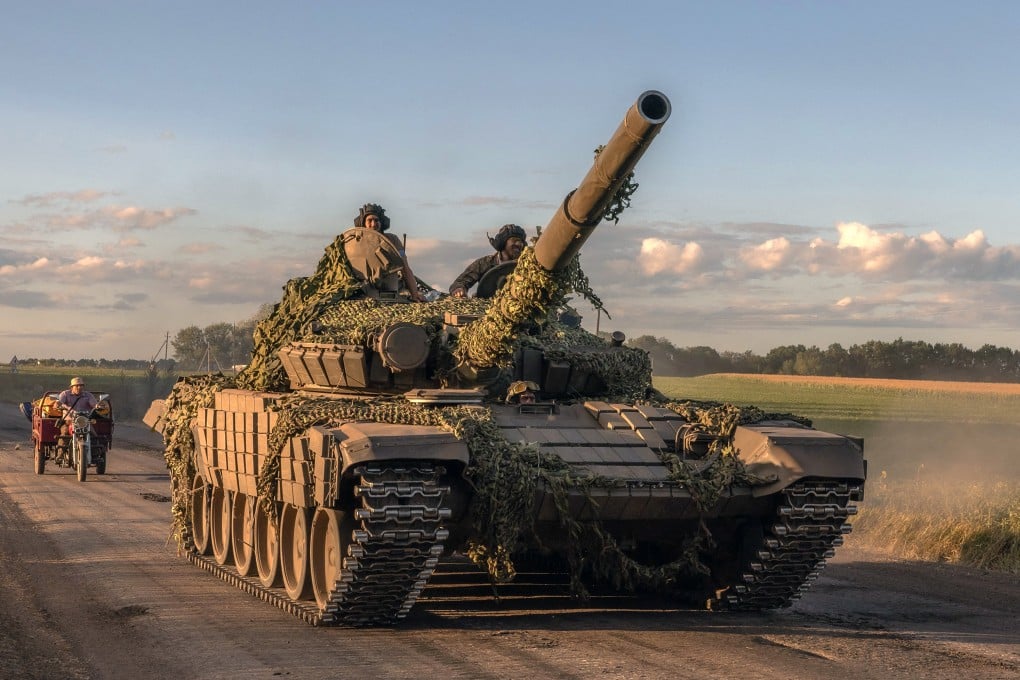 Ukrainian servicemen operate a tank in the Sumy region, near the border with Russia, on August 12. Photo: AFP/Getty Images/TNS