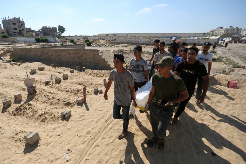 People carry the body of a Palestinian killed in an Israeli raid in Khan Younis, southern Gaza Strip, on August 15. Photo: Reuters
