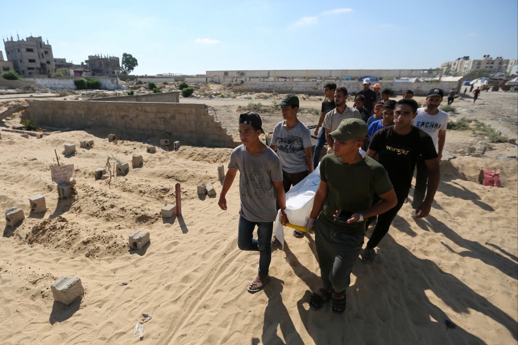 People carry the body of a Palestinian killed in an Israeli raid in Khan Younis, southern Gaza Strip, on August 15. Photo: Reuters