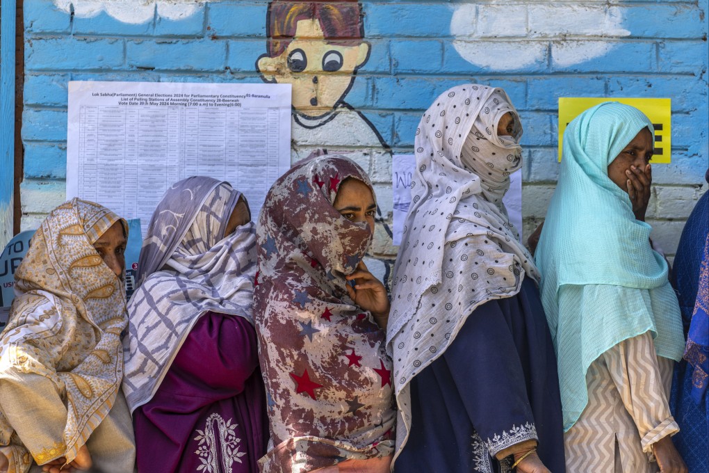 Kashmiri women queue up to vote outside a polling booth in Sephora village west of Srinagar. Photo: AP