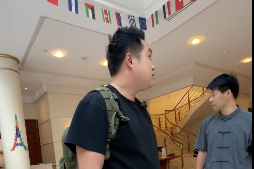 The blogger confronted hotel staff about the apparent absence of the Chinese flag. Photo: Weibo