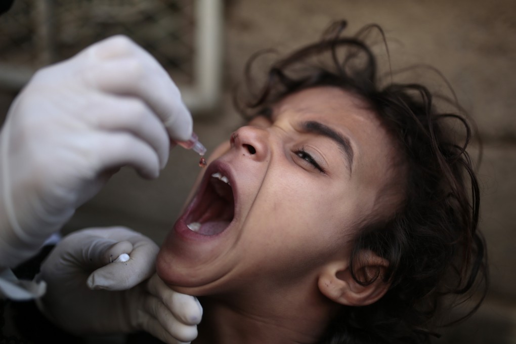 A Yemeni health worker vaccinates a child against Polio as part of a three-day house-to-house national immunization campaign in Sanaa, Yemen, in November, 2020. Photo: DPA