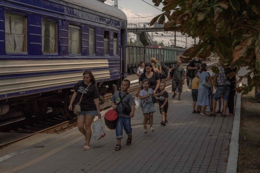 Women with children walk to board an evacuation train in Pokrovsk, in the eastern Donetsk region, on August 2, amid the Russian advances in that area. Photo: AFP