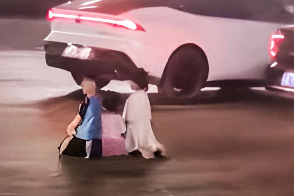 A father in China who made his three young children kneel in the middle of a busy road in a bizarre bid to force the return of his estranged wife has been slammed on social media. Photo: Douyin