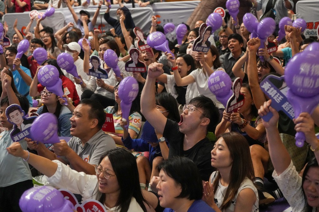 Supporters cheer on Hong Kong athletes during a live broadcast at the Olympian City 2 mall, Tai Kok Tsui, on July 30. Photo: May Tse