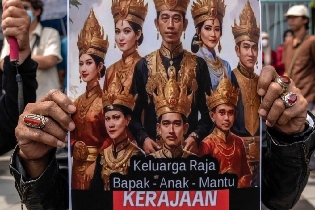 A protester in Surabaya holds a Joko Widodo family caricature during a protest against a move to overturn a constitutional court ruling that changed eligibility rules for candidates in the general election later this year. Photo: AFP