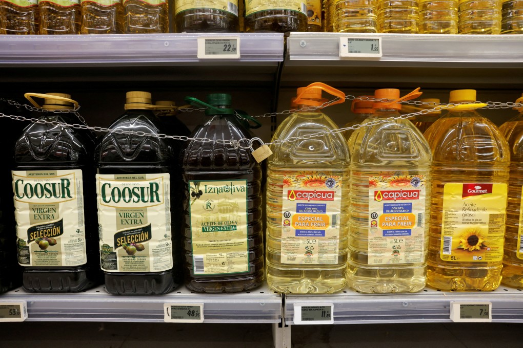 Olive oil and sunflower oil bottles are protected by a padlock and chain to prevent theft in a Tu Super Suma supermarket in Malaga, Spain, on October 23, 2023. The price of olive oil has reached record highs in Spain as droughts continue. Photo: Reuters